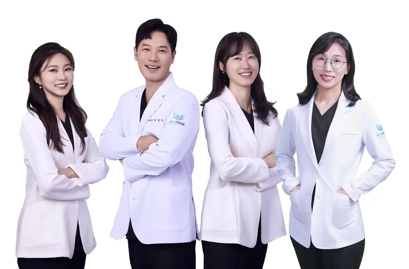 라이크치과 4인 의료진 단체사진